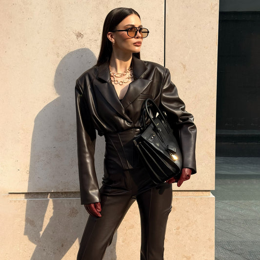 Damen Elegantes Lederanzug mit modischem Blazer und schmal geschnittenen Hosen Stalluxe