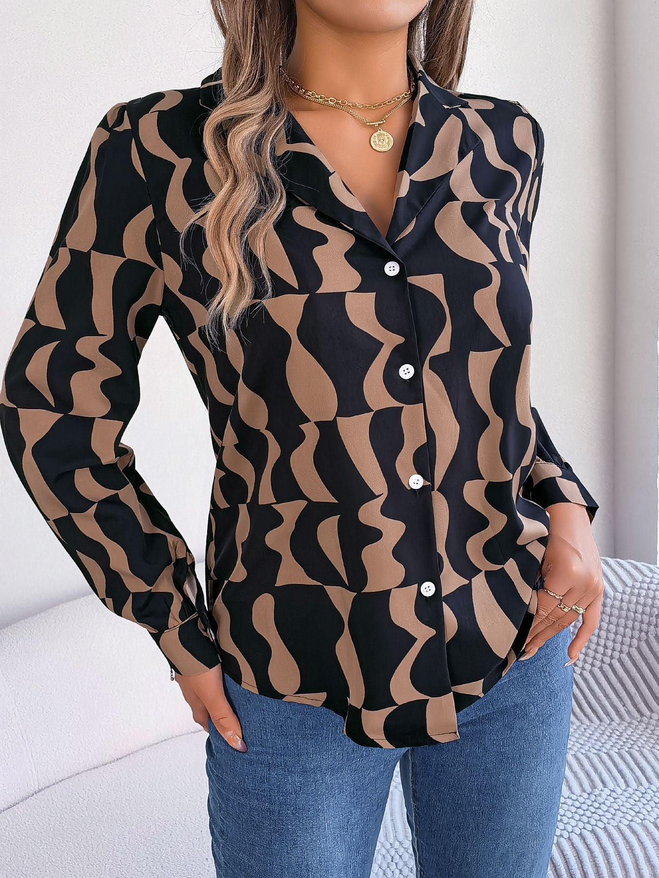 Damen Chic Blusenshirt mit modernem Grafikdesign und Knopfdetails Stalluxe