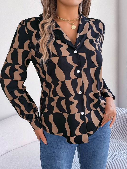 Damen Chic Blusenshirt mit modernem Grafikdesign und Knopfdetails Stalluxe