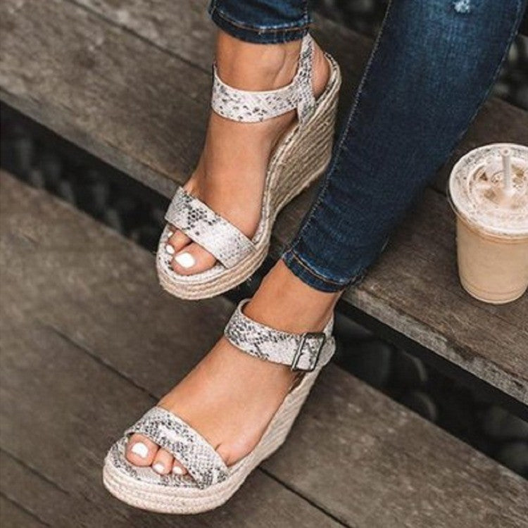 Damen Wedge-Sandalen mit schmalem Riemen und bequemem Fußbett Stalluxe
