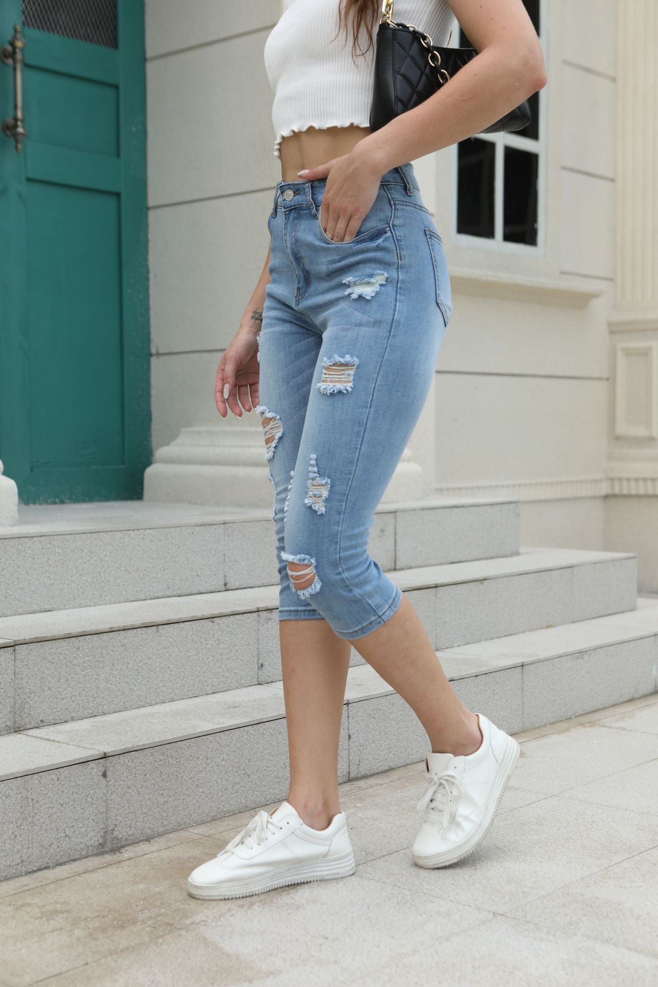 Damen Denim Caprihose mit distressed Details und hohem Bund Stalluxe