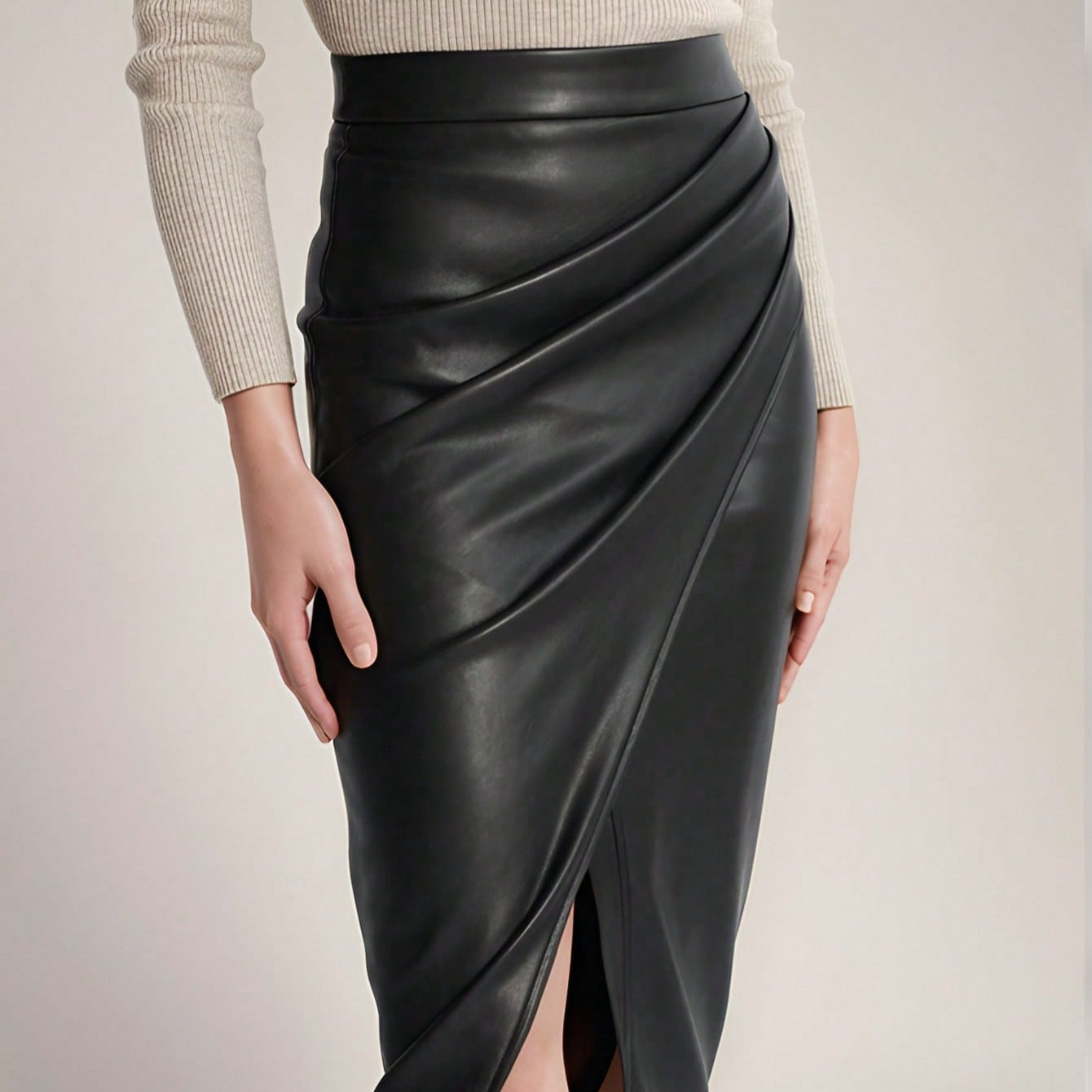 Damen Eleganter Wickelrock aus hochwertigem Kunstleder mit asymmetrischem Schnitt Stalluxe