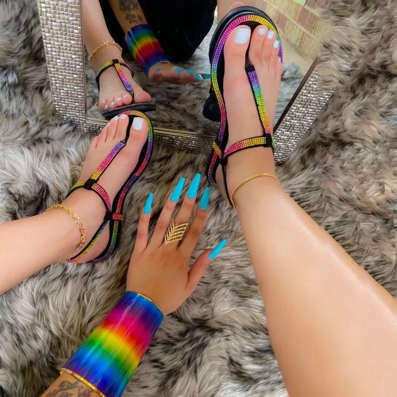 Damen modische Zehentrenner-Sandalen mit funkelnden Strassverzierungen und transparenten Riemen Stalluxe