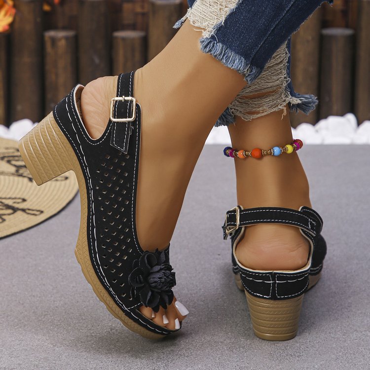 Damen Clogs mit dekorativem Blumendetail und perforierter Oberfläche Stalluxe