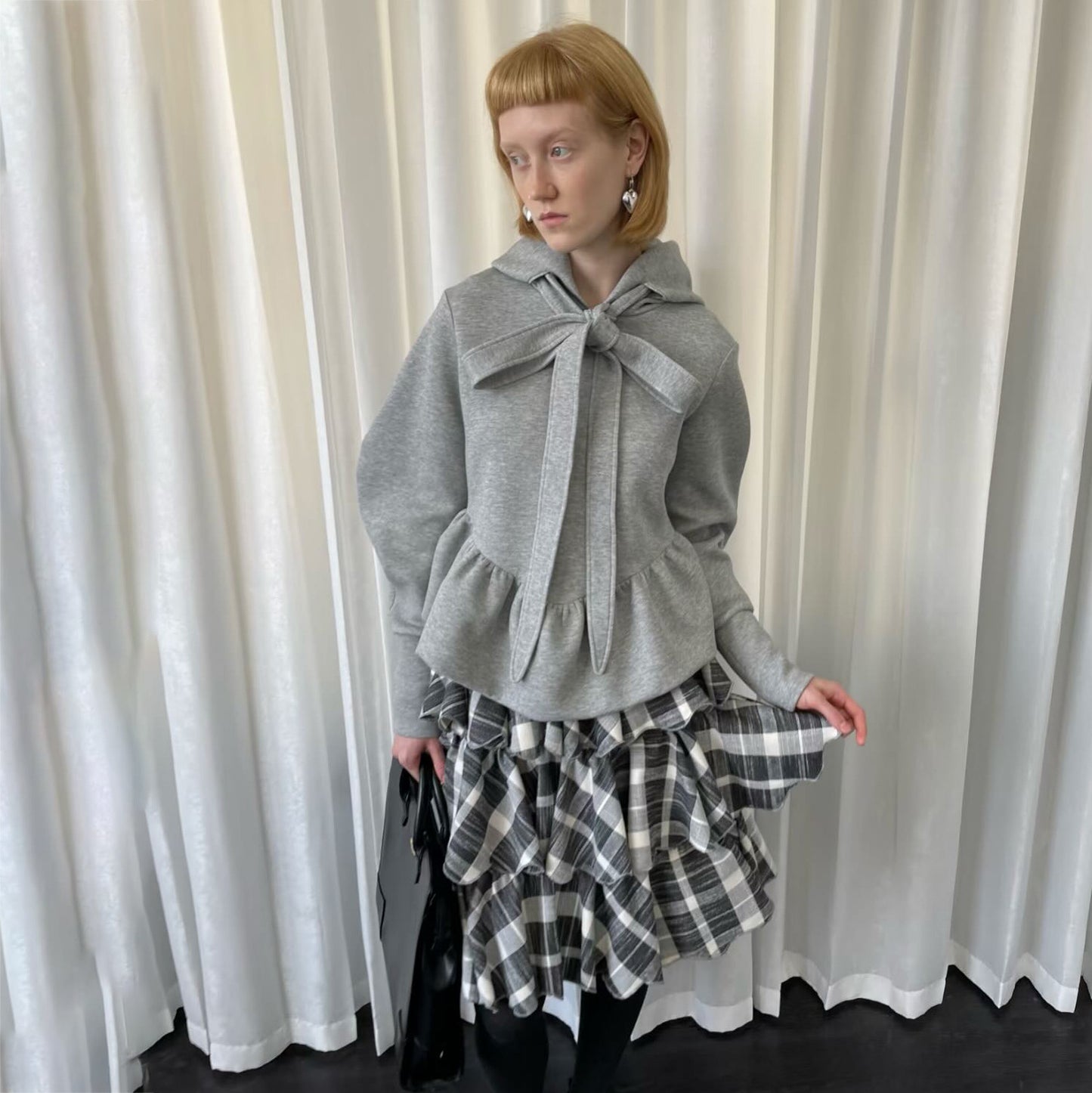 Damen Pullover mit Krawatten-Detail und Volant Stalluxe Grau