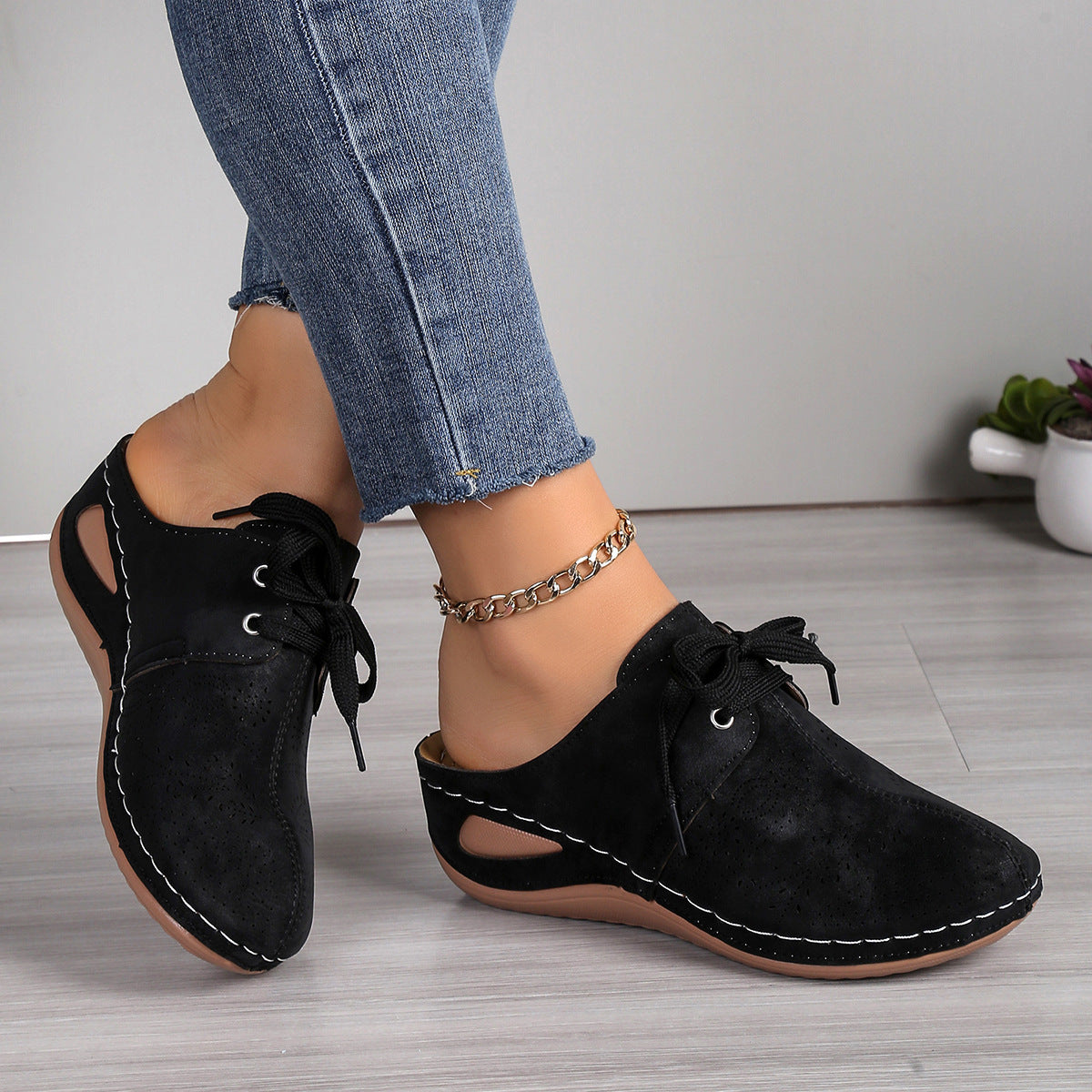 Damen Freizeit-Schnürschuhe aus atmungsaktivem Leder mit dekorativen Ausschnitten Stalluxe