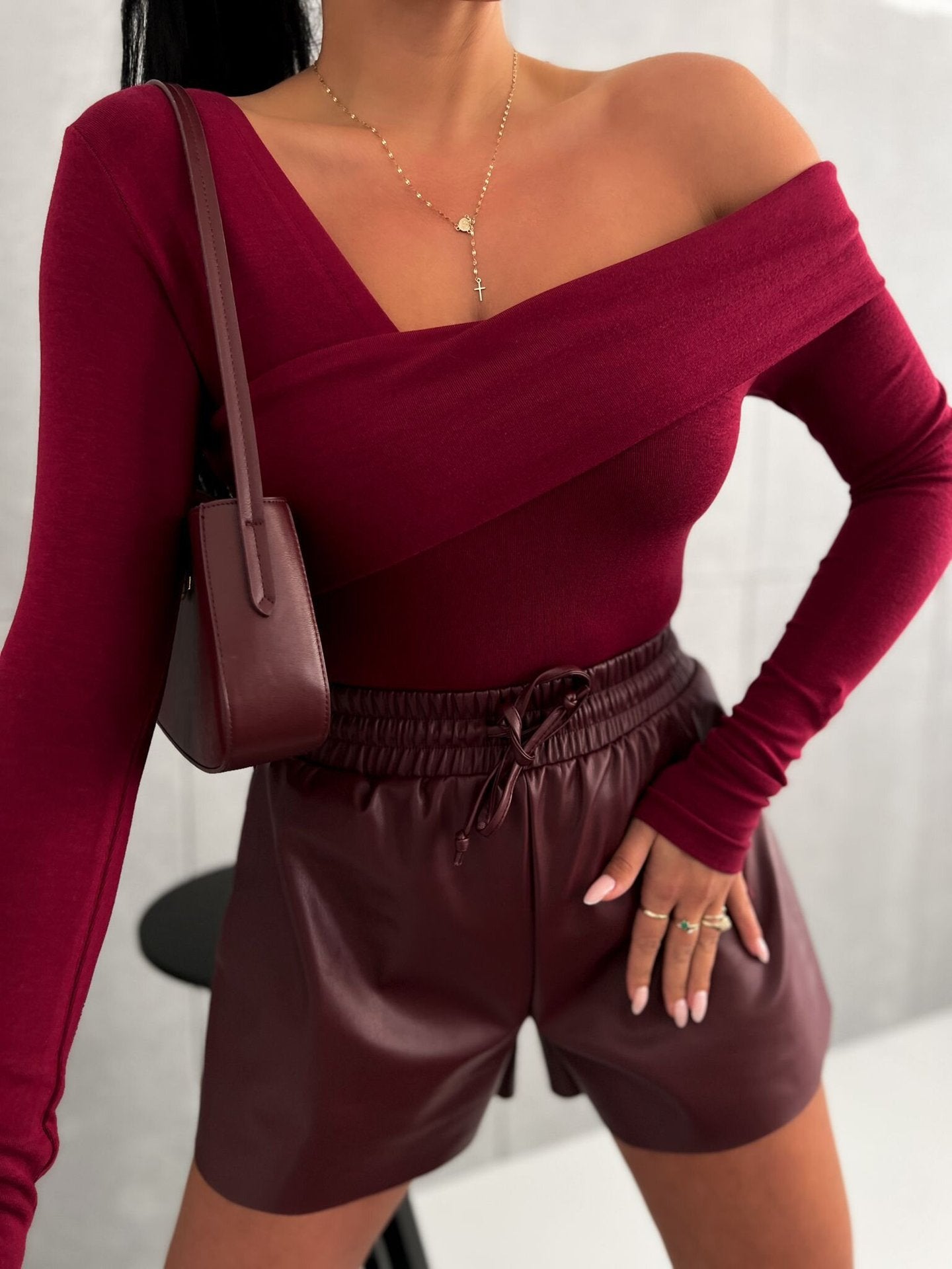 Damen Elegantes Oberteil mit asymmetrischem Schnitt und langen Ärmeln Stalluxe