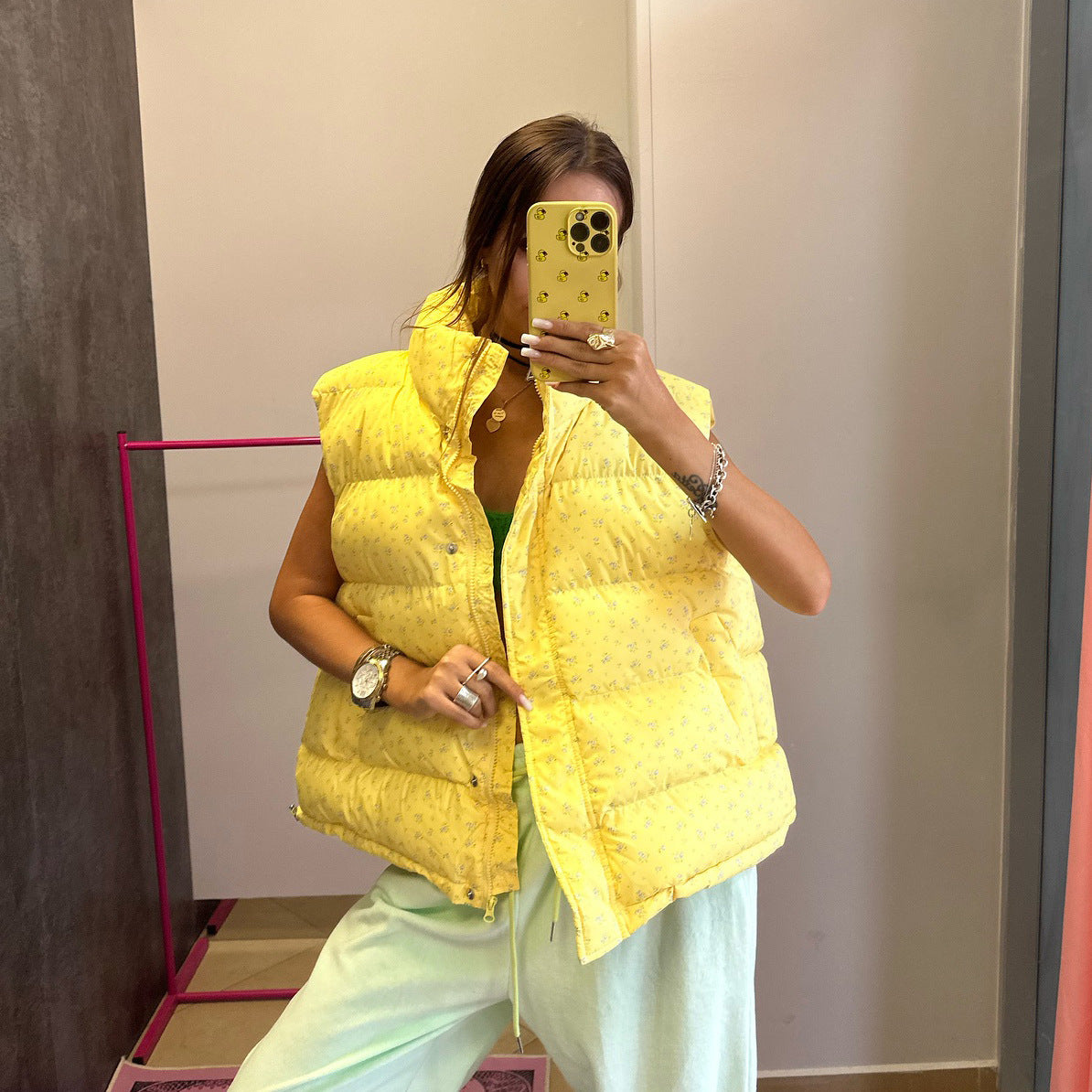 Damen Steppweste mit modischem Kragen und praktischen Taschen Stalluxe Gelb