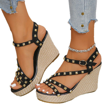 Damen Wedge-Sandalen mit eleganten Nieten und geflochtenem Absatz Stalluxe
