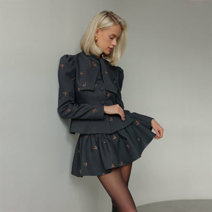 Damen Schößchenanzug mit ausgefallenen Puffärmeln und dekorativen Knöpfen Stalluxe