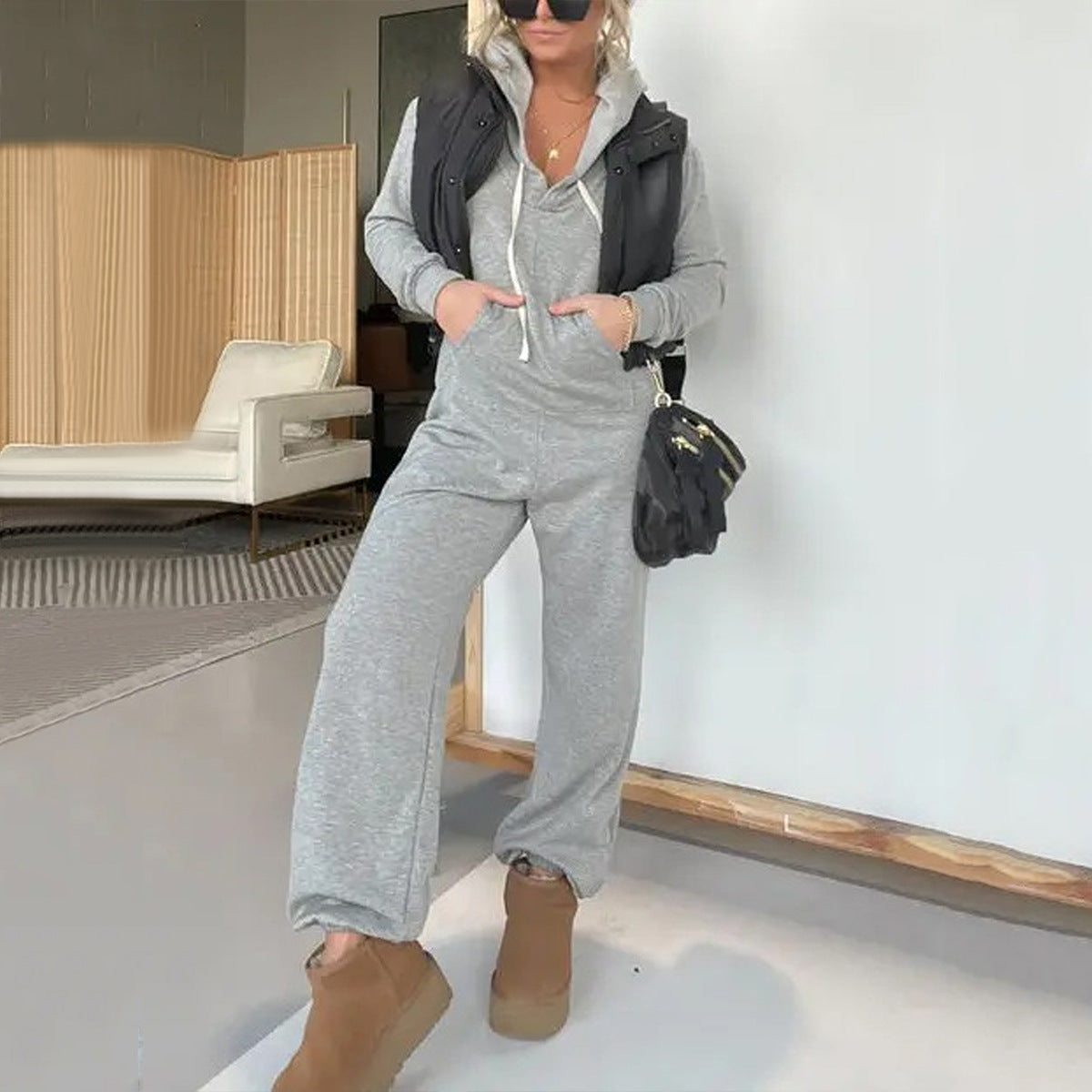 Damen bequemer Hoodie-Jumpsuit mit tiefem V-Ausschnitt und Kordelzug Stalluxe