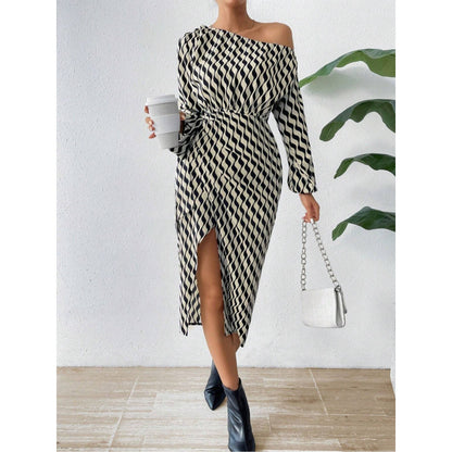 Damen Midikleid mit asymmetrischem Schnitt und stilvollem Wellenmuster Stalluxe