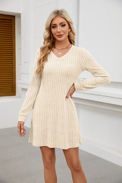 Damen enganliegendes Strickkleid mit V-Ausschnitt und feinem Rippdesign Stalluxe