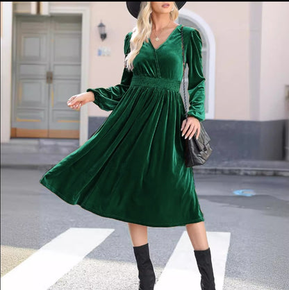 Damen Midi-Kleid aus weichem Samt mit V-Ausschnitt und Puffärmeln Stalluxe