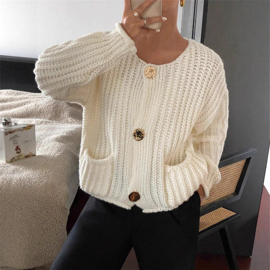 Damen Grobstrick-Jacke mit eleganten Knöpfen und Taschen Stalluxe