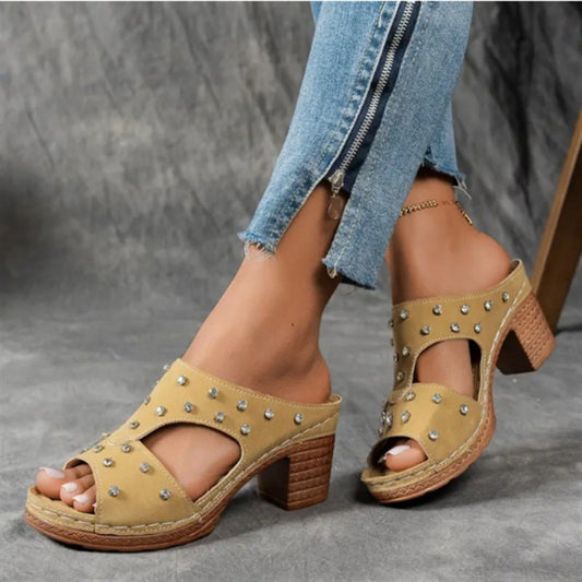 Damen Plattform-Sandalen mit modischen Nieten und bequemem Fußbett Stalluxe