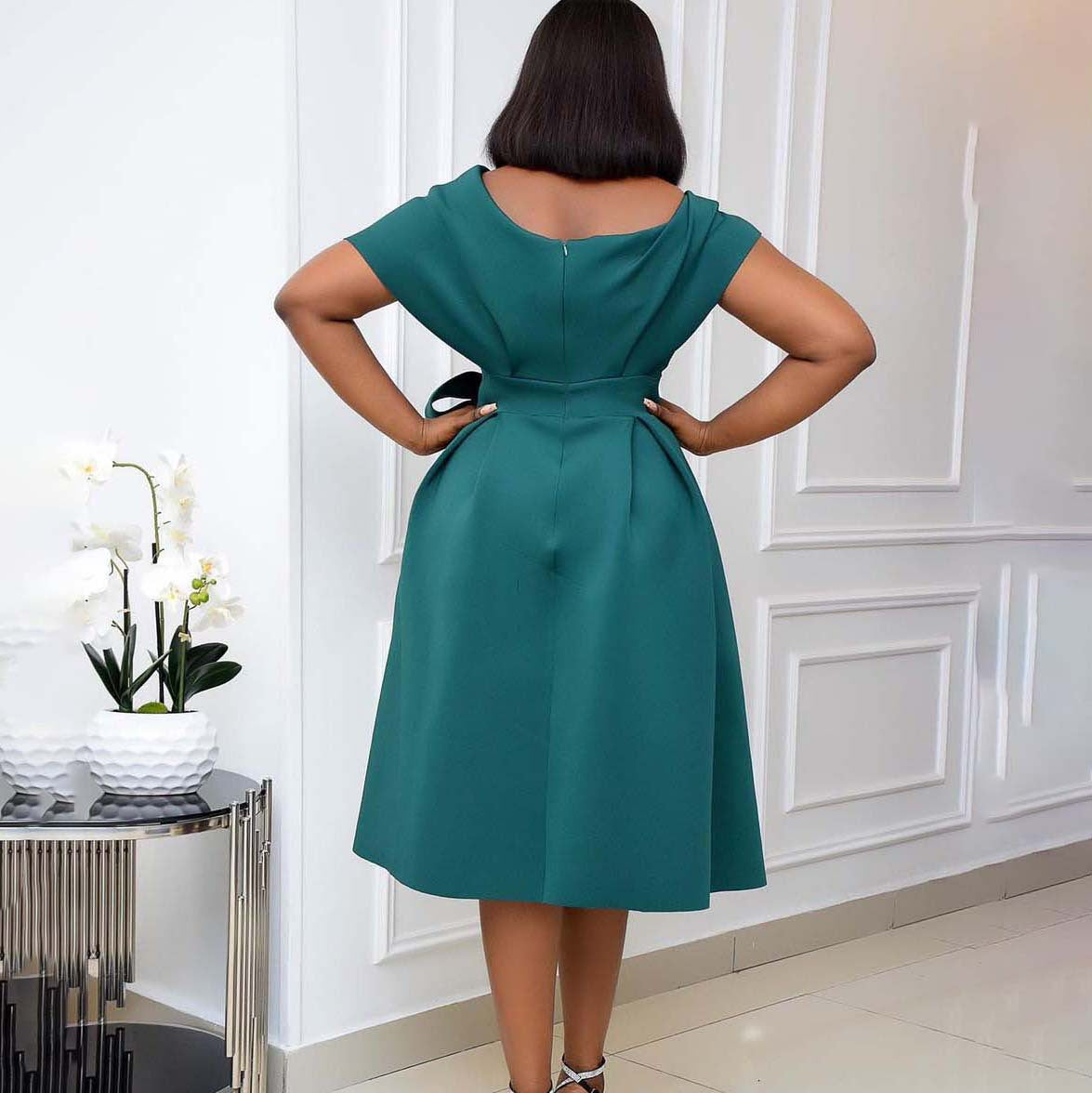 Damen Wickelkleid mit fließendem Schnitt und praktischen Taschen Stalluxe