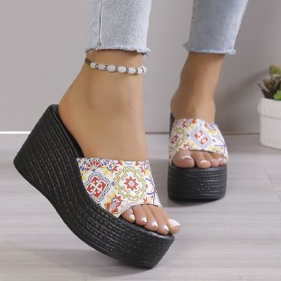 Damen Plateau-Pantoletten mit verspieltem Herzdesign Stalluxe