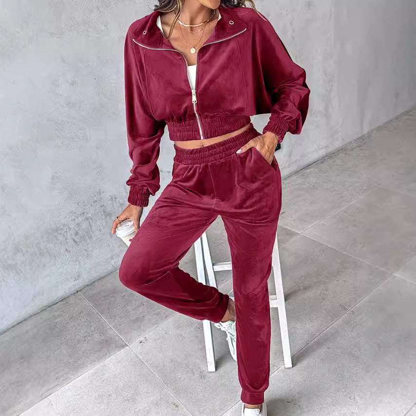 Damen sportliches Set aus kurzem, samtigem Oberteil und langen Jogginghosen Stalluxe Rot