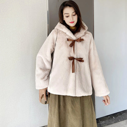 Damen Kuschelige Kunstpelzjacke mit Kapuze und Schleifendetails Stalluxe