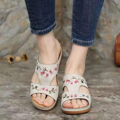 Damen Bequeme Zehentrenner mit floralen Stickereien Stalluxe