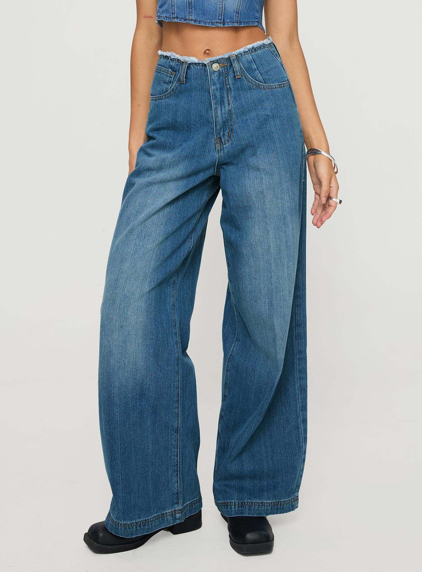 Damen Weit geschnittene Denim-Jeans mit fransigen Säumen Stalluxe