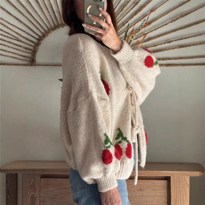 Damen Strickjacke mit verspieltem Kirschmotiv und dekorativen Schleifen Stalluxe
