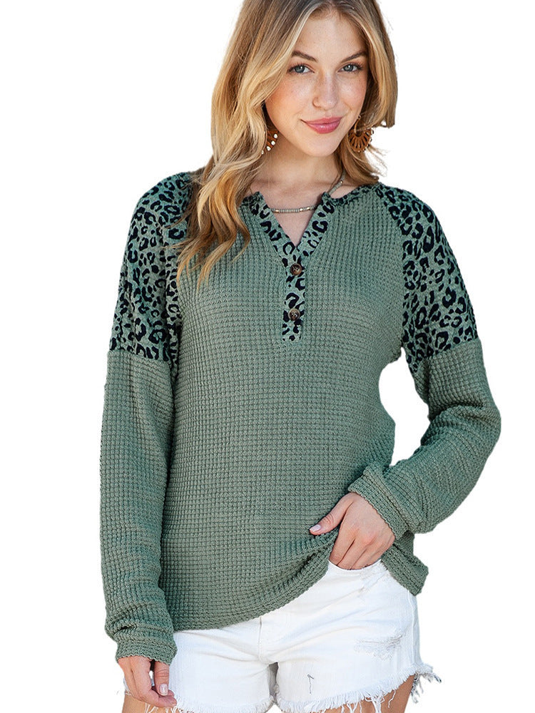 Damen Langarmshirt mit farblich abgesetzten Leopardenärmeln und Knopfleiste Stalluxe