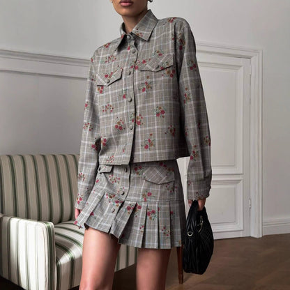 Damen Karierte Blousonjacke mit floralen Akzenten und dazu passendem Rock Stalluxe