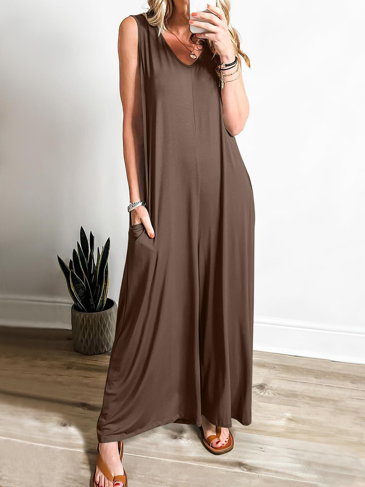 Damen Luftiger Jumpsuit mit tiefem V-Ausschnitt und seitlichen Taschen Stalluxe