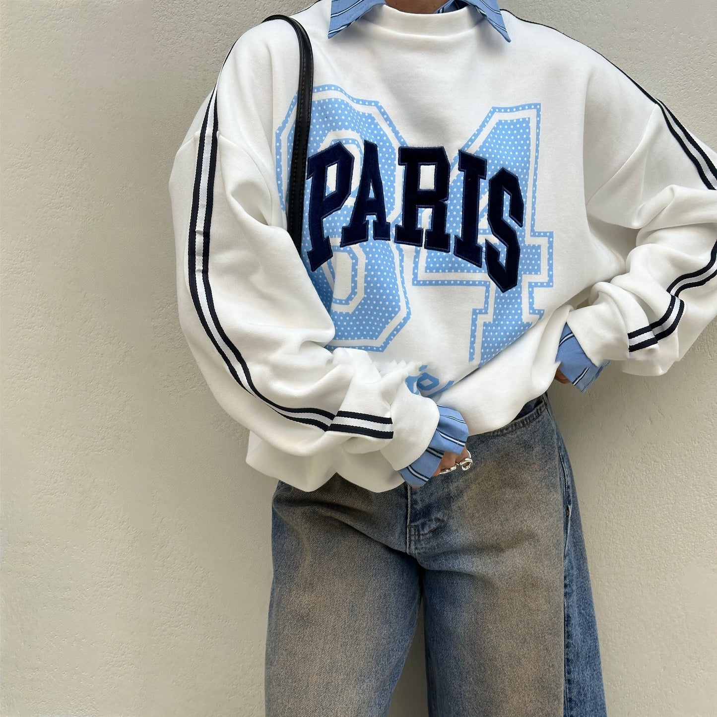 Damen Oversized Sweatshirt mit modischem Paris-Print und gestreiften Akzenten Stalluxe Weiß