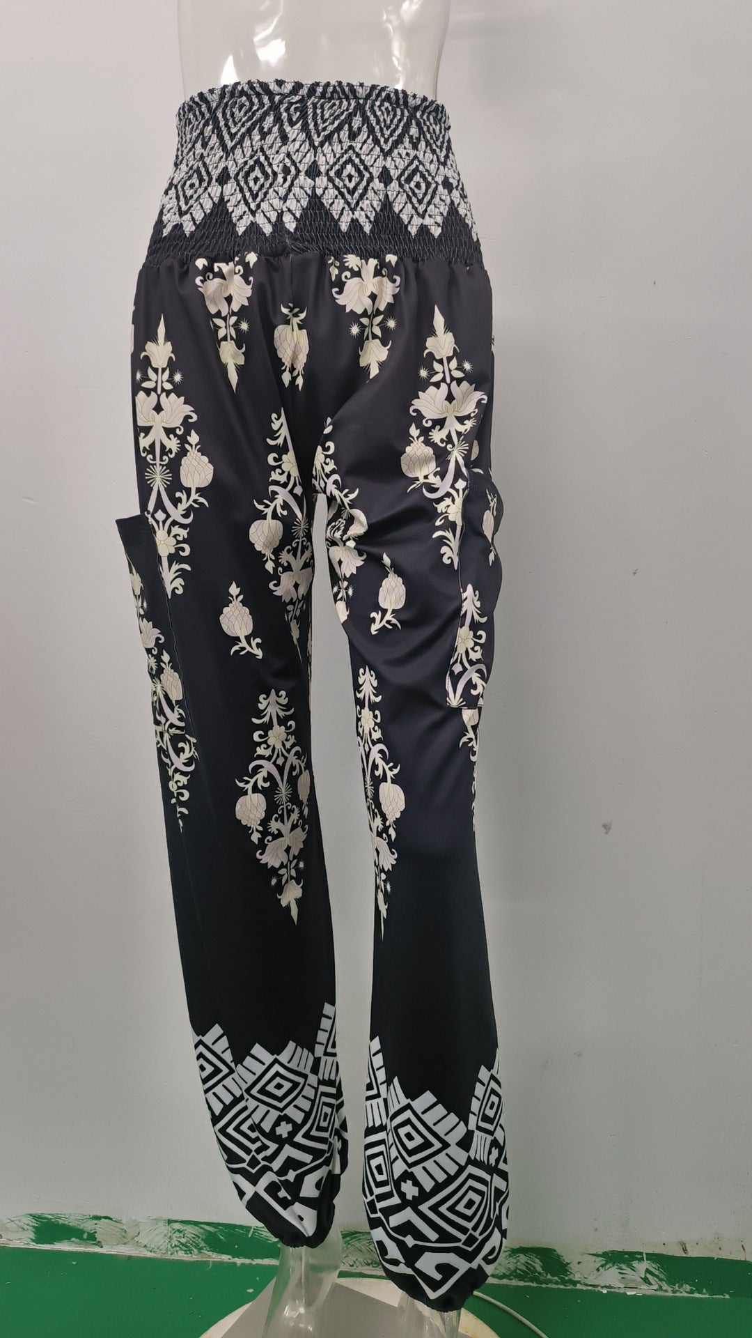 Damen weite Palazzo-Hose mit buntem Paisleymuster und elastischem Bund Stalluxe