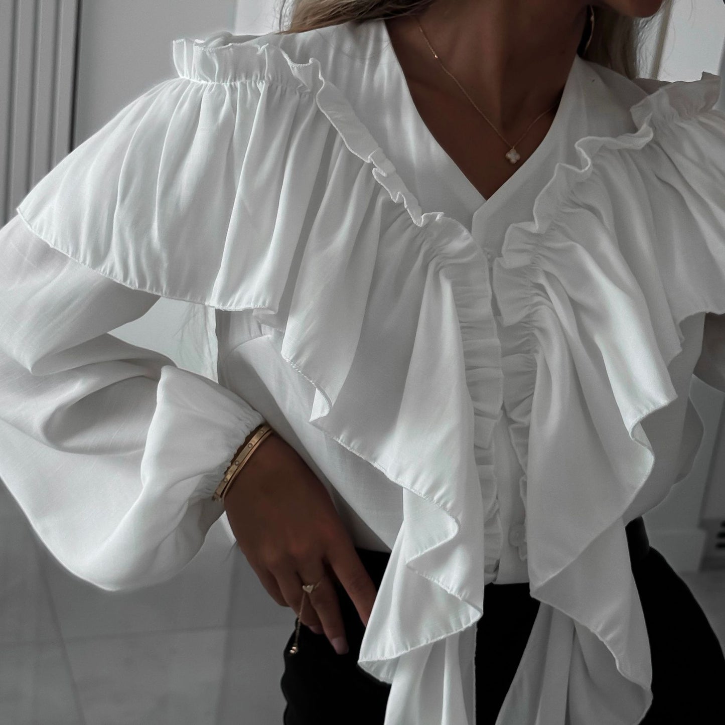 Damen Elegantes Blusenoberteil mit voluminösen Rüschen und schmeichelndem Schnitt Stalluxe