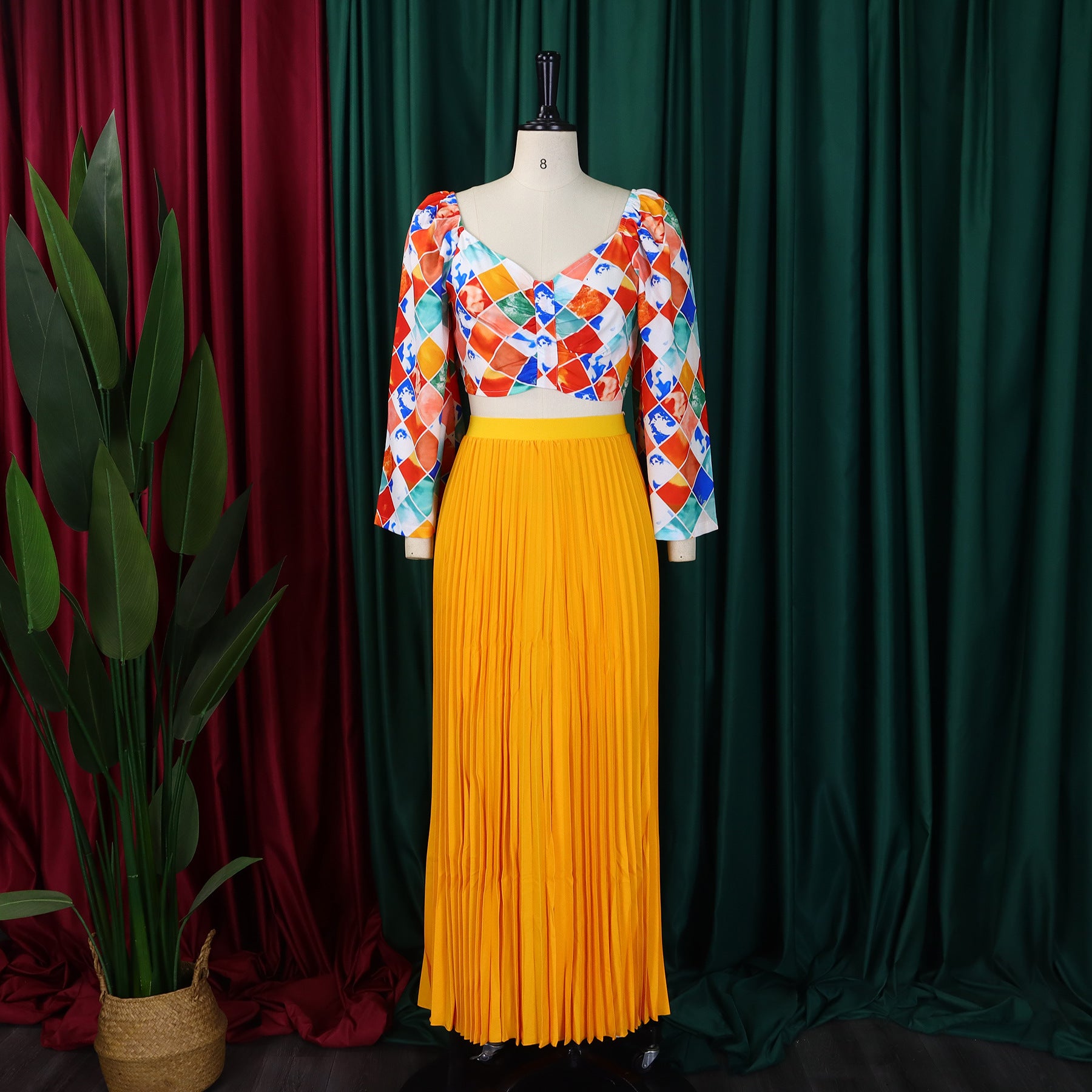 Damen Plissiertes Kombinationskleid mit farbenfrohem Oberteil und weitem Rock Stalluxe