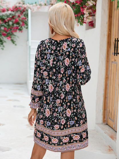 Damen Boho-inspiriertes Minikleid mit voluminösen Ärmeln und floralen Verzierungen Stalluxe