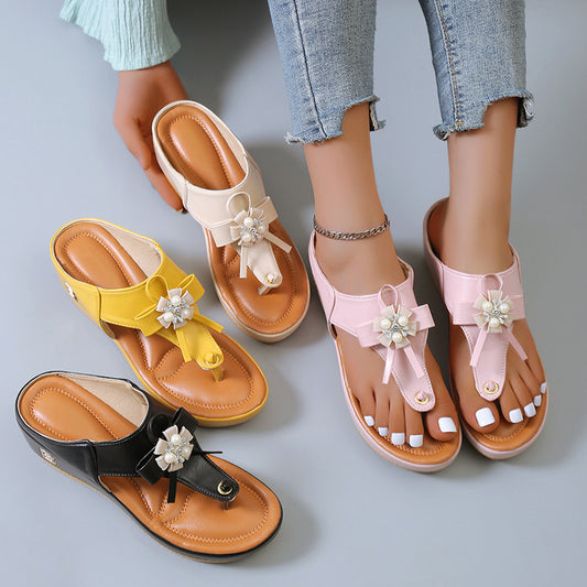 Damen Komfortable Wedge-Pantoletten mit eleganten Blumenapplikationen Stalluxe