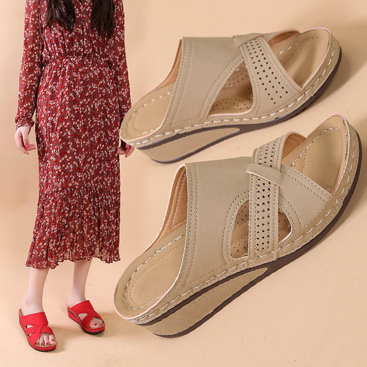 Damen Komfortable Wedge-Pantoletten mit perforierten Details und rutschfester Sohle Stalluxe
