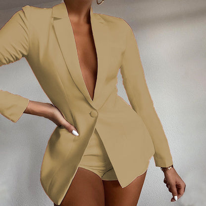 Damen Blazer-Kurzanzug mit tiefem V-Ausschnitt und modernen Details Stalluxe