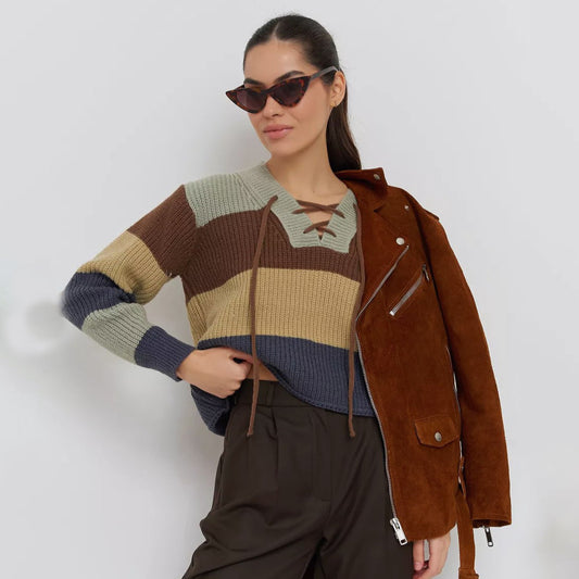 Damen Strickpullover mit lässigem V-Ausschnitt und dekorativem Schnürdetail Stalluxe