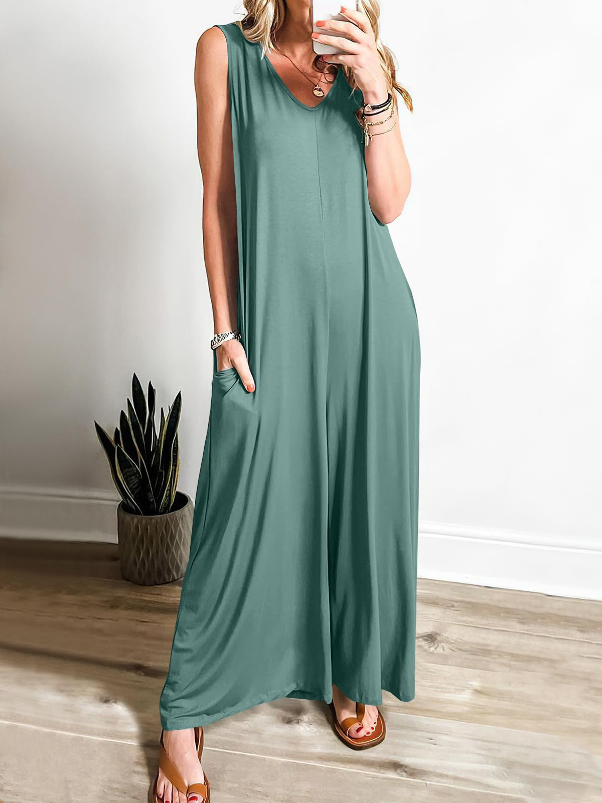 Damen Luftiger Jumpsuit mit tiefem V-Ausschnitt und seitlichen Taschen Stalluxe