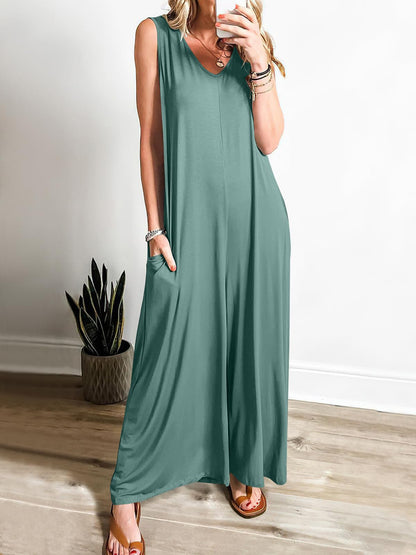 Damen Luftiger Jumpsuit mit tiefem V-Ausschnitt und seitlichen Taschen Stalluxe