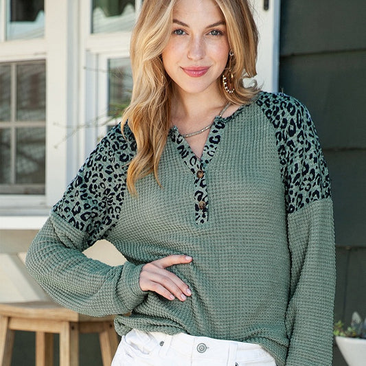 Damen Langarmshirt mit farblich abgesetzten Leopardenärmeln und Knopfleiste Stalluxe