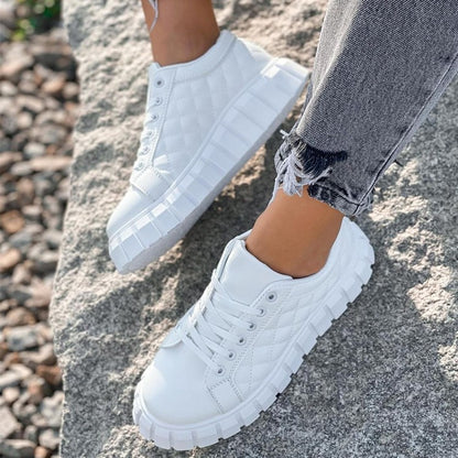 Damen modische Plateau-Sneaker mit strukturiertem Obermaterial und rutschfester Sohle Stalluxe