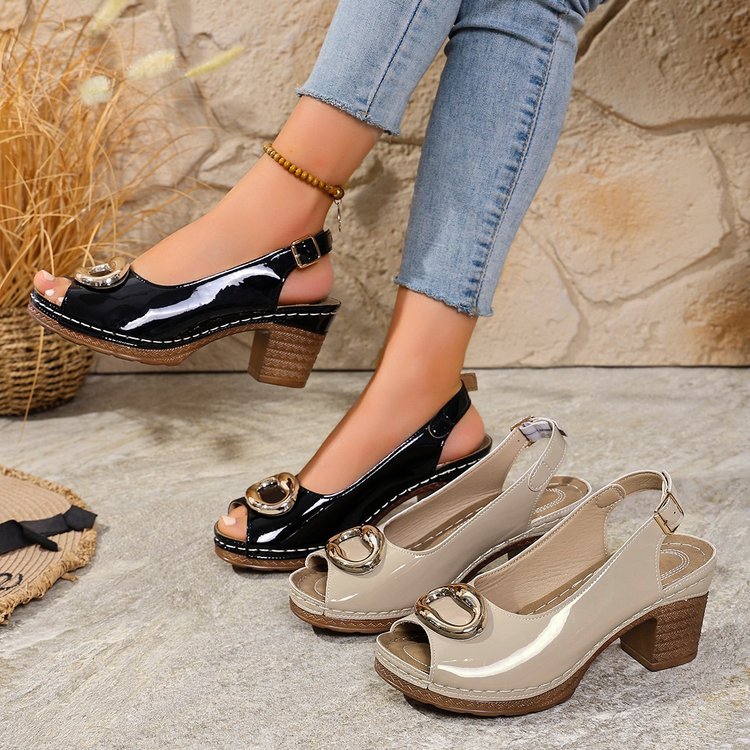 Damen Plateau-Sandalen mit elegantem Riemen und dekorativem Schnallen-Detail Stalluxe
