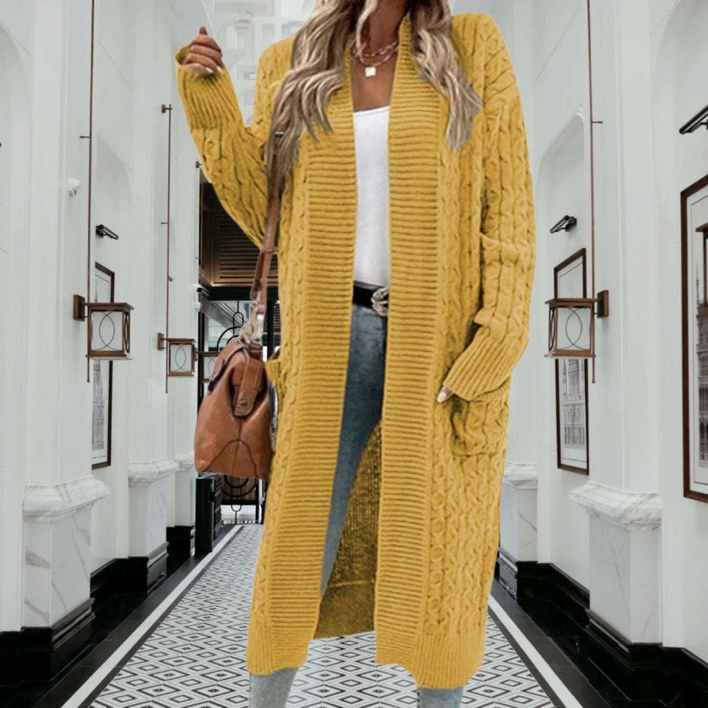 Damen Strickjacke mit grobem Zopfdesign und praktischen Taschen Stalluxe Gelb