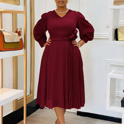 Damen elegantes Kleid mit dekorativem Blumenakzent und Faltenwurf Stalluxe