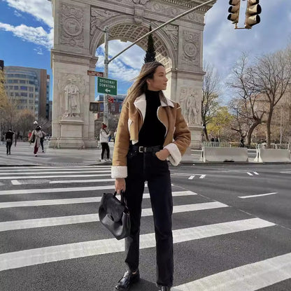 Damen modische Lammfelljacke mit trendy cropped Schnitt und ausgefallenen Taschen Stalluxe