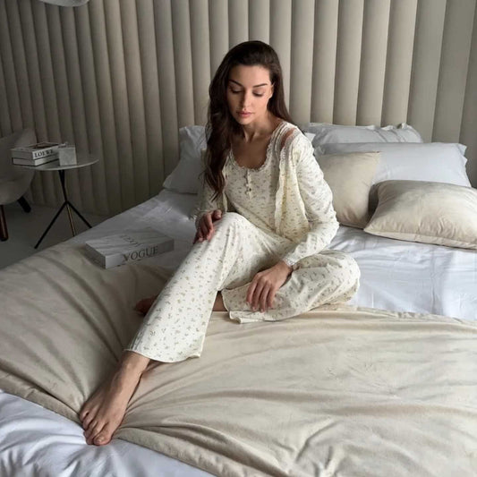 Damen Schlafanzug mit feinen Blumenmustern und eleganter Spitzenverzierung Stalluxe