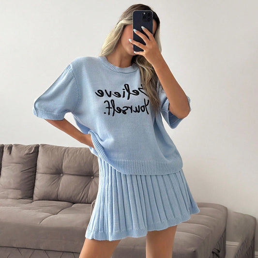 Damen Strickkleid mit einzigartigem Faltenrock und grafischem Aufdruck Stalluxe