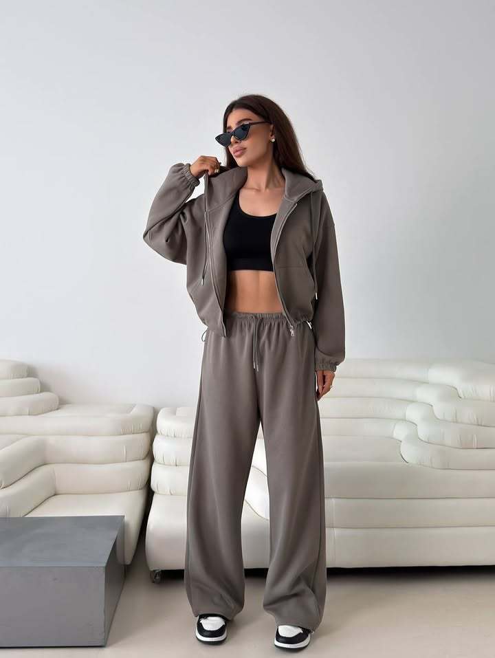 Damen modischer Hoodie mit kurzem Schnitt und passenden Jogginghosen Stalluxe
